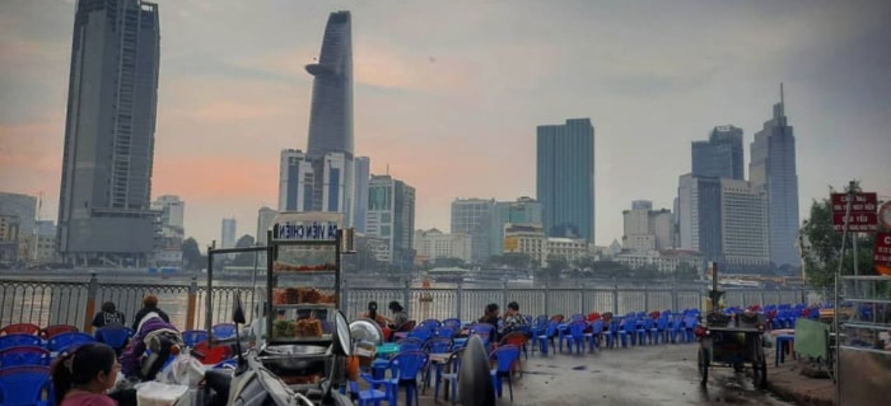 Khám phá Sài Gòn về đêm bạn có thể ghé bán đảo Thanh Đa để thưởng thức các món ăn vặt hấp dẫn (Ảnh: Sưu tầm)