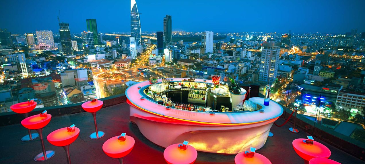 Ngắm nhìn Sài Gòn lung linh về đêm từ Chill Skybar (Ảnh: Sưu tầm)