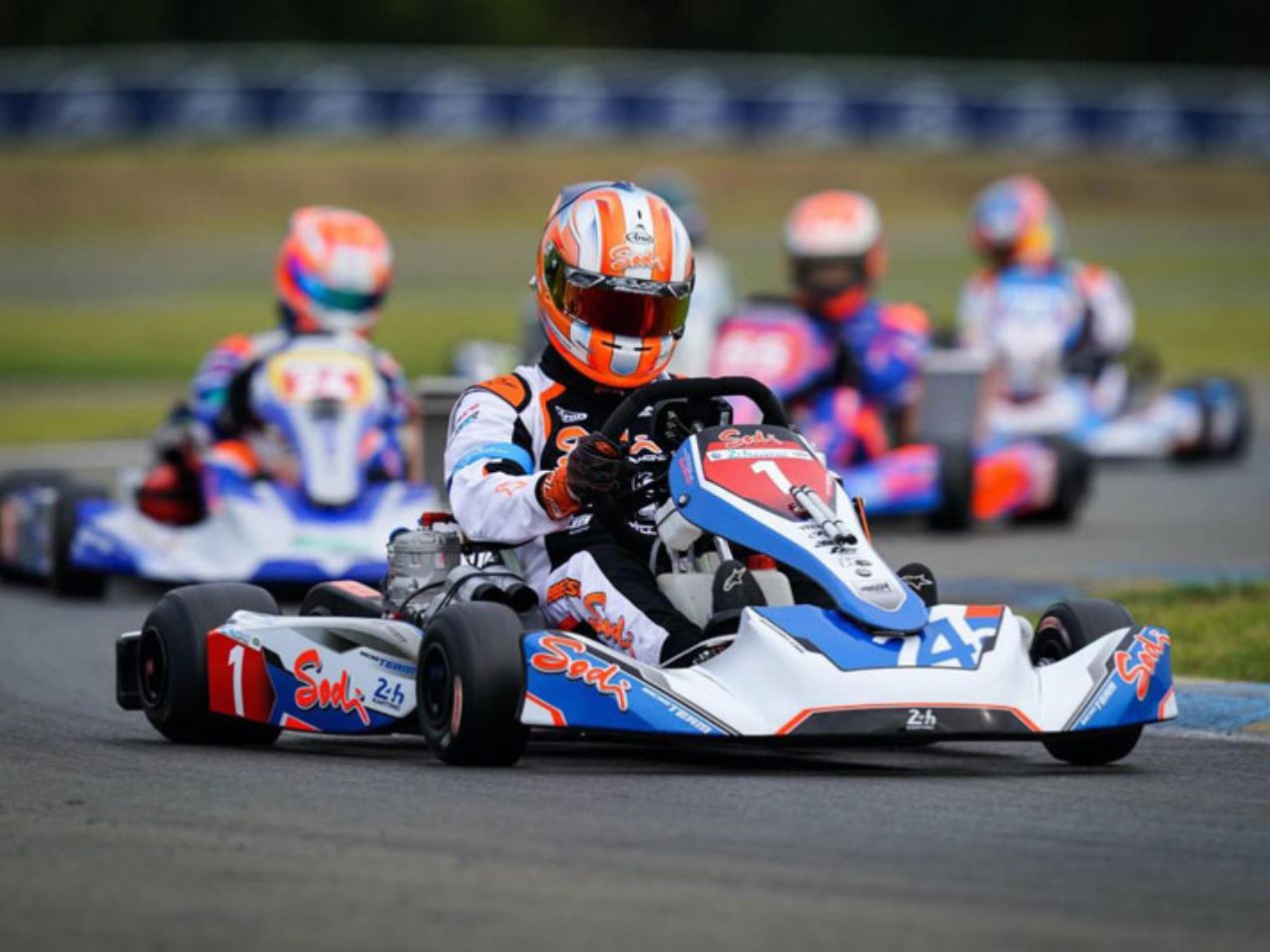 Các bạn trẻ thích thú với đường đua go-kart tại Sài Gòn