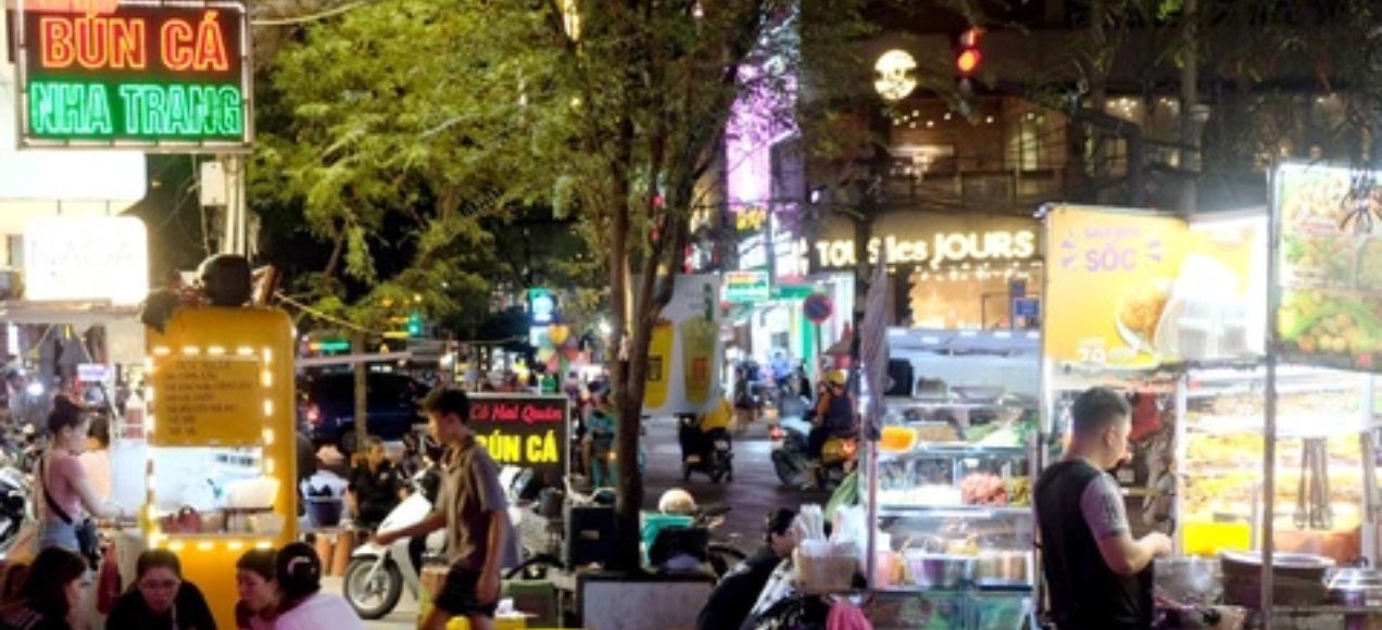 Khu ẩm thực đường Nguyễn Gia Trí cũng là địa chỉ ăn đêm lý tưởng (Ảnh: Sưu tầm)