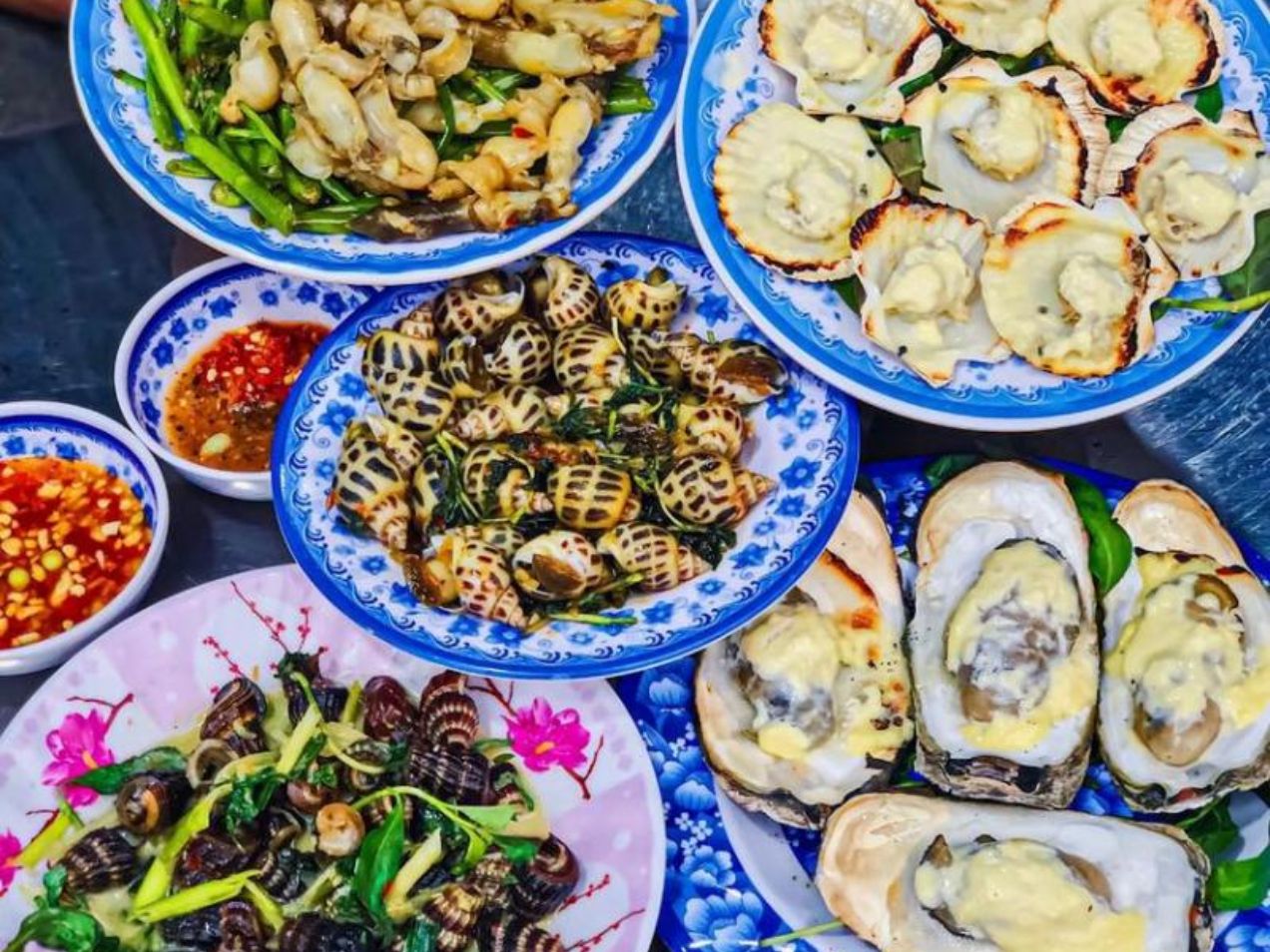 Ốc Oanh là quán ốc ngon Quận 4 nổi tiếng với thực đơn đa dạng, bắt mắt.