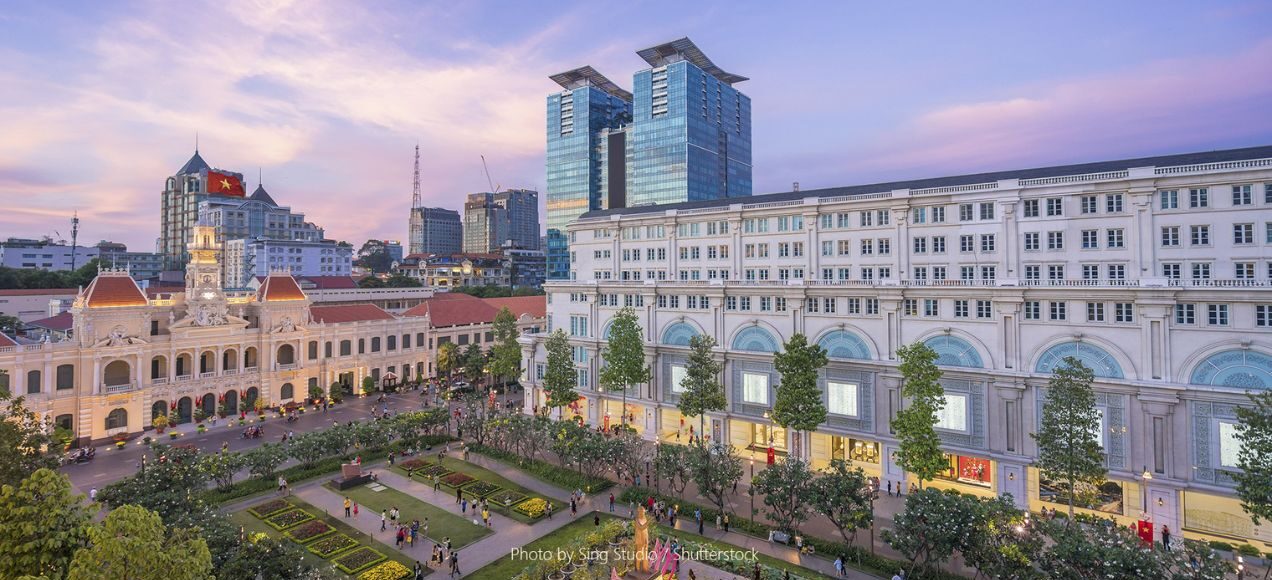 Phố đi bộ Nguyễn Huệ là địa điểm vui chơi về đêm lý tưởng ở Sài Gòn (Ảnh: Sưu tầm)