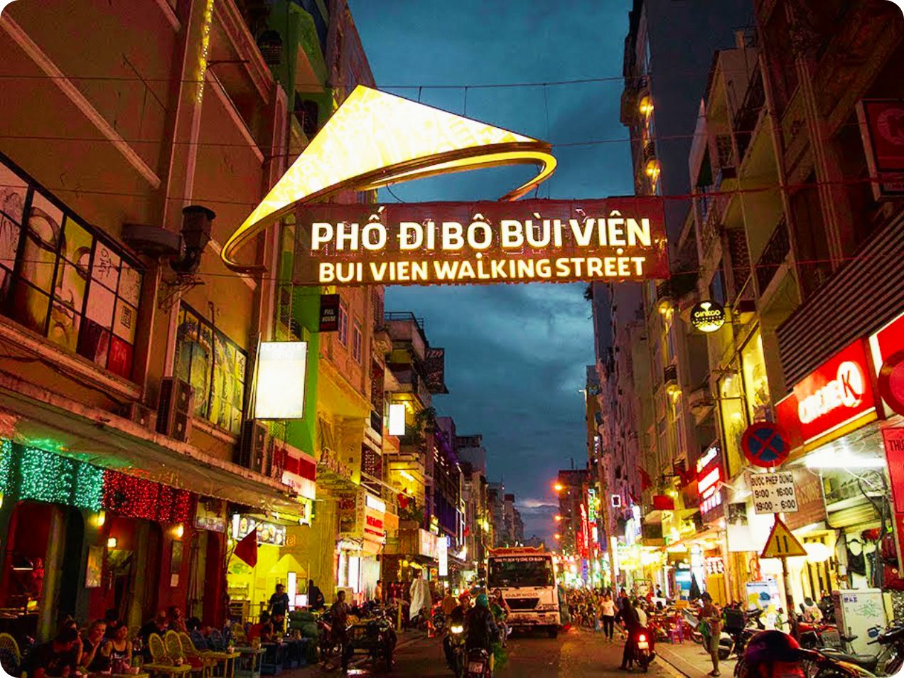 Phố Tây Bùi Viện nhộn nhịp, đông đúc về đêm (Ảnh: Sưu tầm)