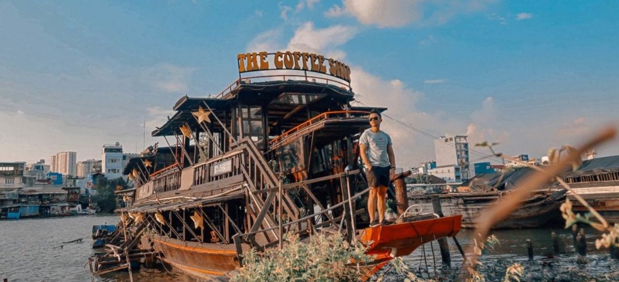 The Coffee Ship là quán cafe thuyền trên sông vô cùng độc đáo (Ảnh: IAMKOO Hoang Anh)